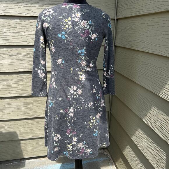 Love Fire women's dress, size XS, gray floral 3/4 sleeves. - Picture 4 of 7